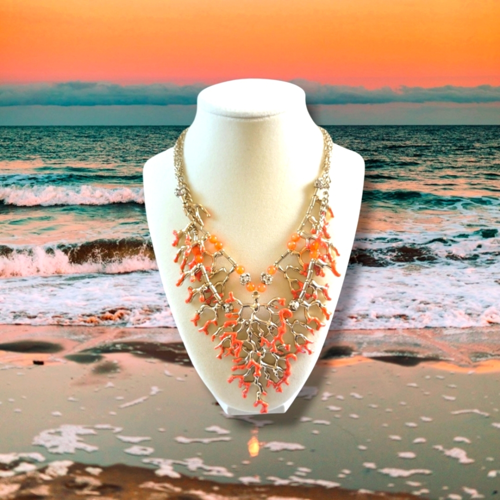 NWOT Elegant Layered Beachy Gold Tone Coral Bib Statement Necklace (OS)